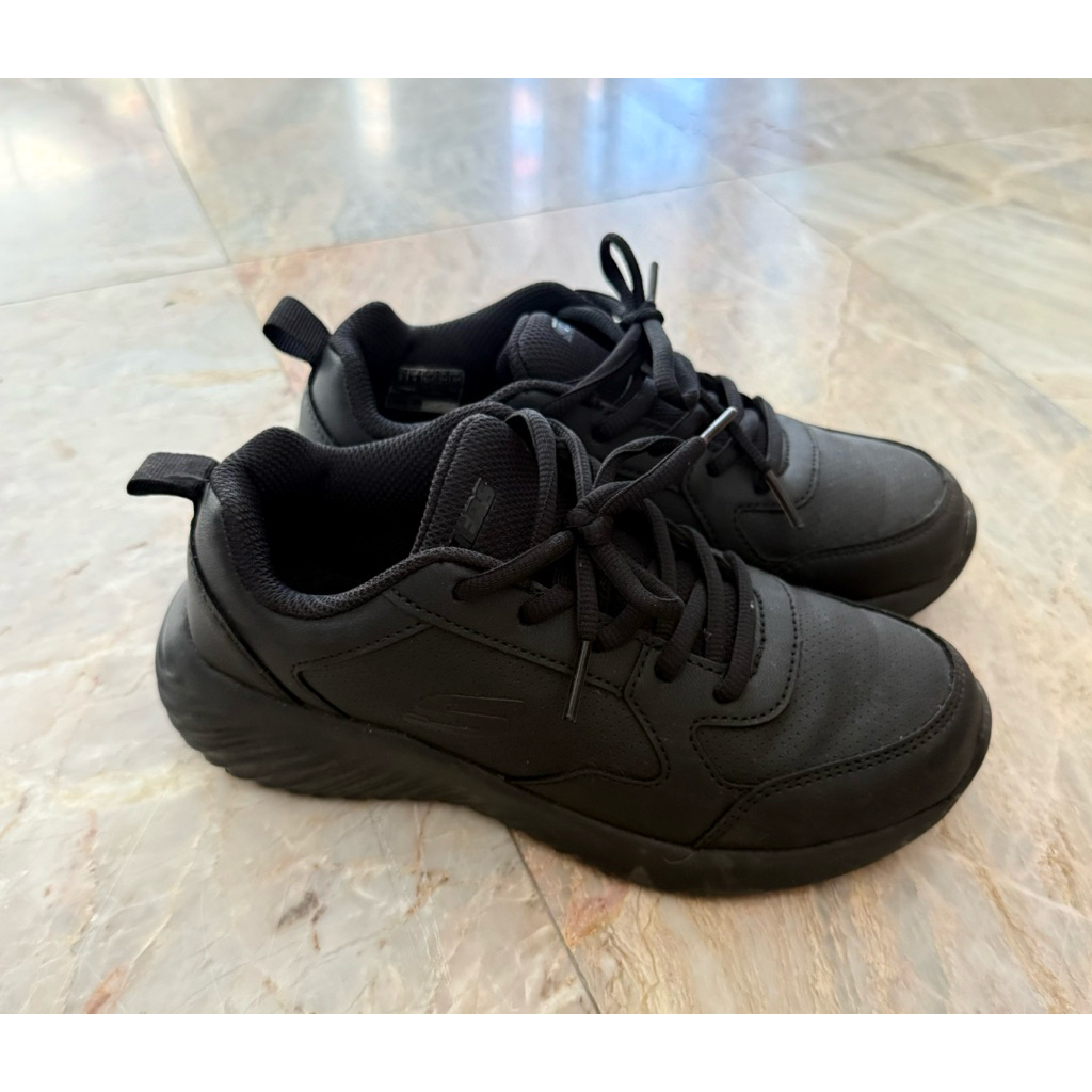 ส่งต่อราคาเบาๆรองเท้าผ้าใบ Skechers ของแท้ สีดำล้วน (All Black)