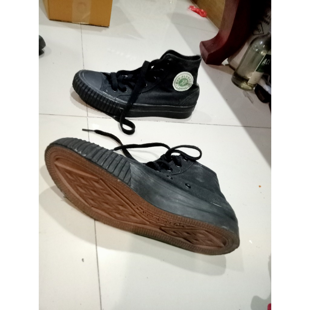 รองเท้าPF flyers (มือสอง) สีดำ น้ำหนักเบา ใส่สบาย ขนาด 23 ซม. จากจีน ใช้ออกกำลังกาย