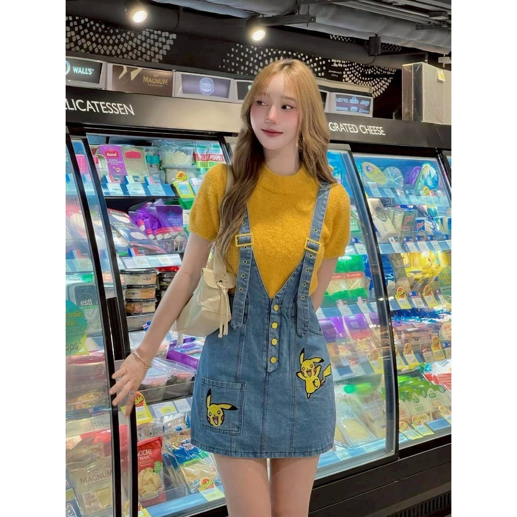 8.8 Set 2 ชิ้น เสื้อไหมพรมขนฟูทรงคอปีนเล็กน้อย+เอี๊ยมกระโปรงยีนส์สียีนส์ฟอกดีเทลกระดุมหน้าปักลาย Pikachu