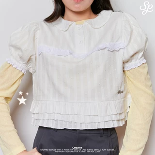 Cherry Crop_SP137 เสื้อครอปคอบัวแต่งระบาย กระดุม 3 เม็ด ลูกไม้หน้า โลโก้เหล็กSudpung