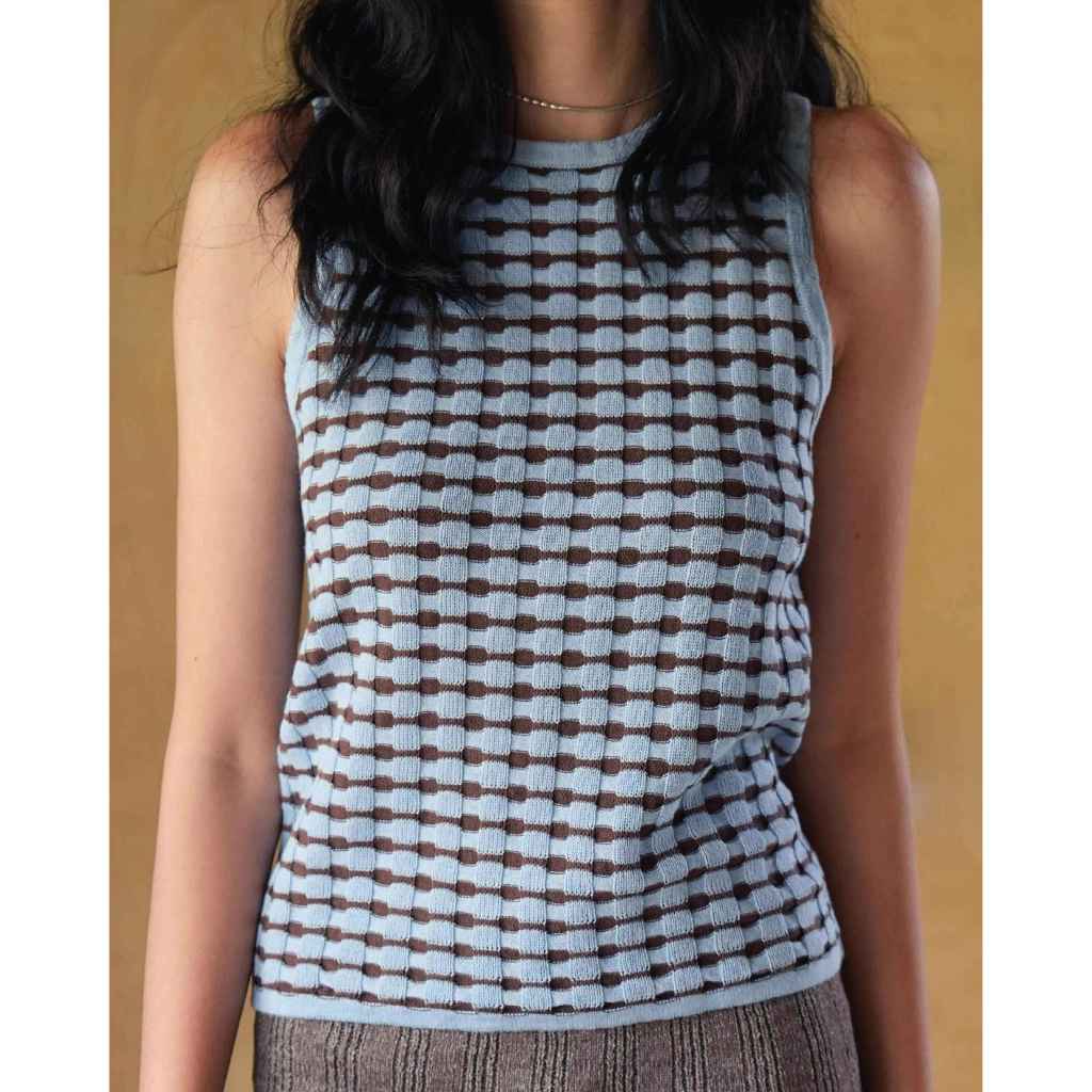 knitCircle - MARNIE Top (3 สี) เสื้อกล้ามไหมพรม คอกลม ทรงพอดีตัว ลายทอพิเศษสลับสีเหมือนตารางหมากรุก ผสมลายทอ rib แนวตั้ง
