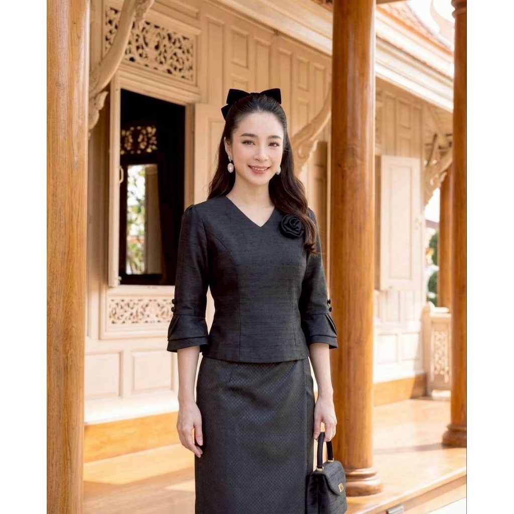 เสื้อไหมลาว รุ่นแขนกระดิ่ง แต่งกุหลาบ สวยหวาน ใส่ได้ทุกโอกาส(เฉพาะเสื้อ)