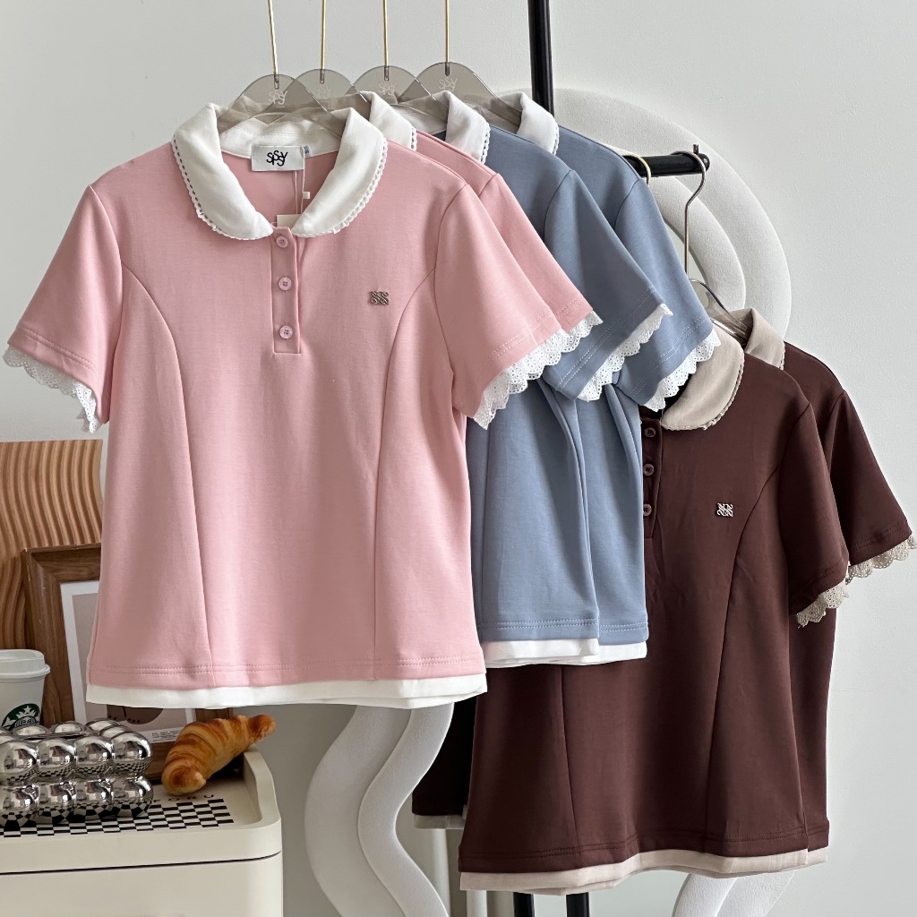 SISSY : เสื้อโปโลเเขนสั้น (S-XXL) คอบัวแต่งขอบลูกไม้ Soft Girl Mood  ผ้านุ่มยืด ทรงสวย ใส่สบาย ลุคหวานดูแพง
