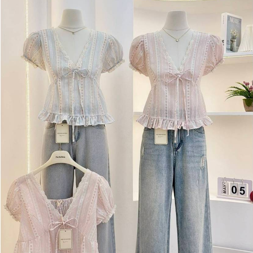 KN.Clothes เสื้อแขนตุ๊กตาคอวี โบว์หน้า แต่งขอบลูกไม้ช่วงคอ ชายระบาย PeeKaNong
