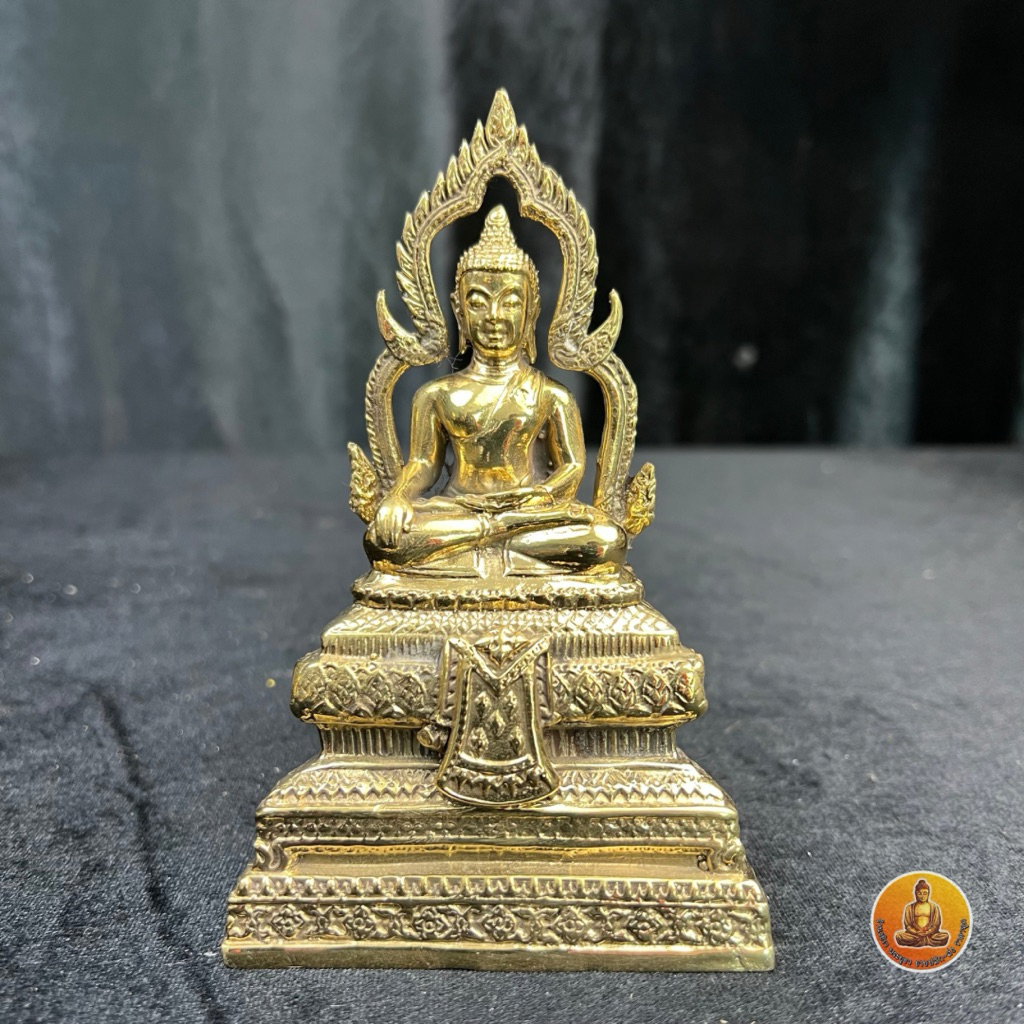 หลวงพ่อเพชร เนื้อทองเหลือง ขนาดหน้าตัก 1.5 นิ้ว ฐานกว้าง 3 นิ้ว ลึก 2 นิ้ว สูง 5.5 นิ้ว