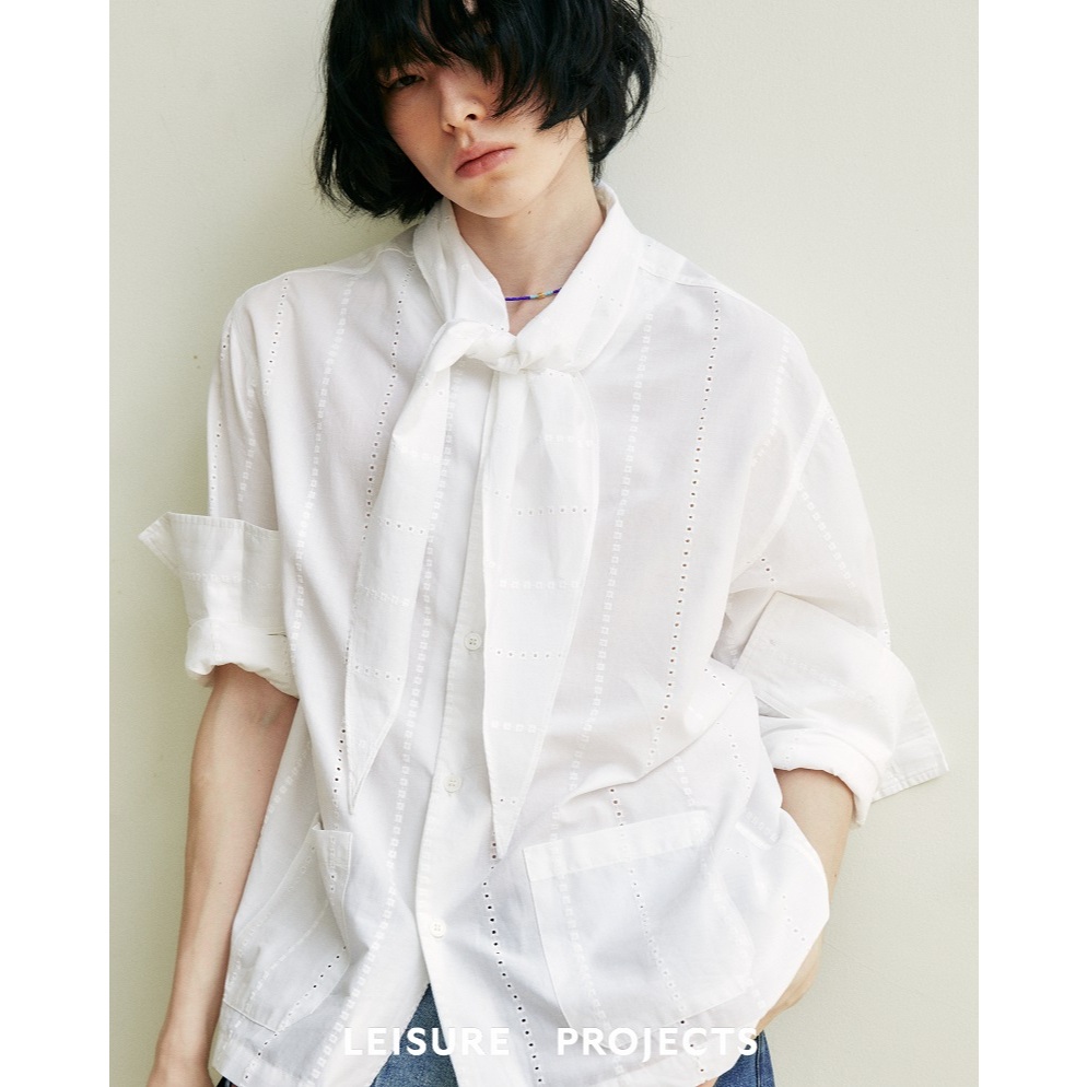 (Leisure Projects) Leisure scraf shirt  เสื้อเชิ้ตแขนยาว ผ้าคอตตอนฉลุลายทางขนาดเล็ก ตกแต่งด้วยดีเทลคอเสื้อสไตล์สคาร์ฟ