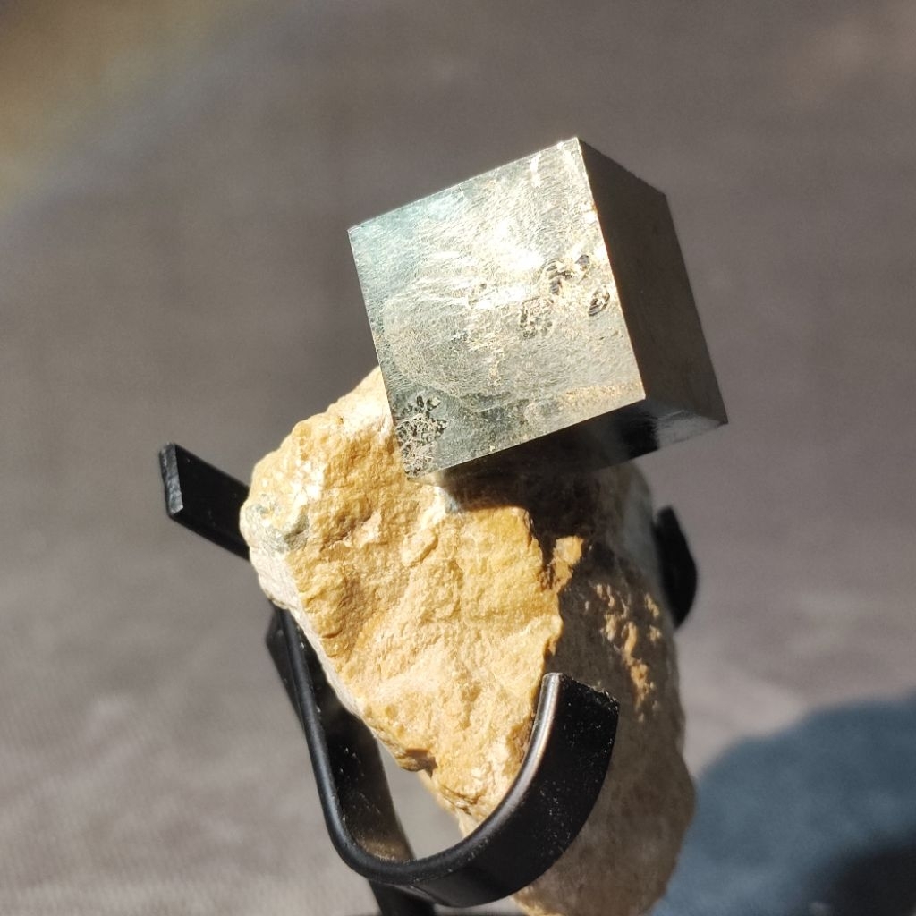 ไพไรต์ คิวบ์ บนหิน🔹Pyrite Cube
