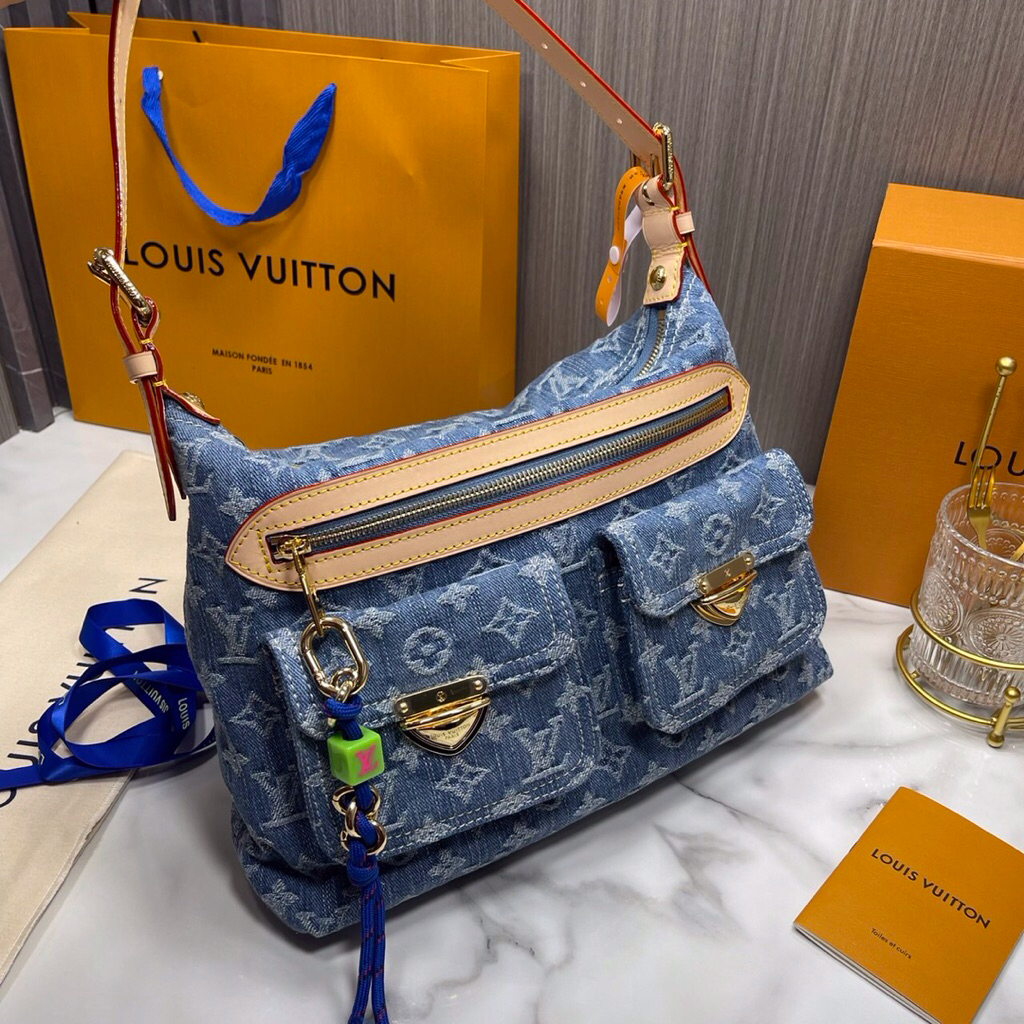 กระเป๋าสะพายไหล่ผู้หญิง ตรงปกตามรูปเลย Size 31 cm งานเกรด : Ori งานดีสุด เหมือนสุด สวย ใช้งานสะดวก