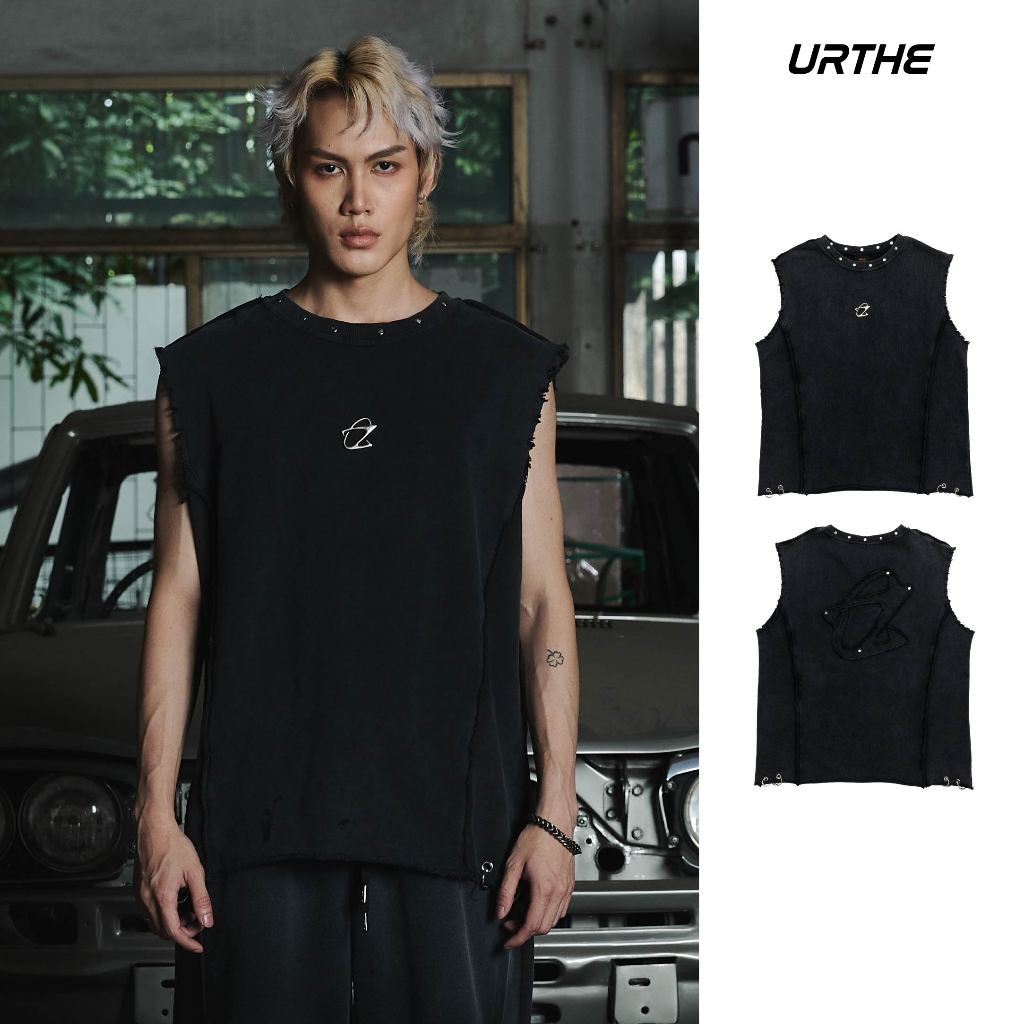 URTHE - เสื้อแขนกุด โลโก้โลหะ Oversize รุ่น RULELESS SLEEVE TANK TOP - Col. OZDE UNTITLED