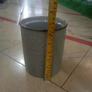 กระบอกใส่ช้อนส้อมเซรามิกสีเทาจากแบรนด์ ซึ่งมีลวดลายพื้นผิวแบบนูน