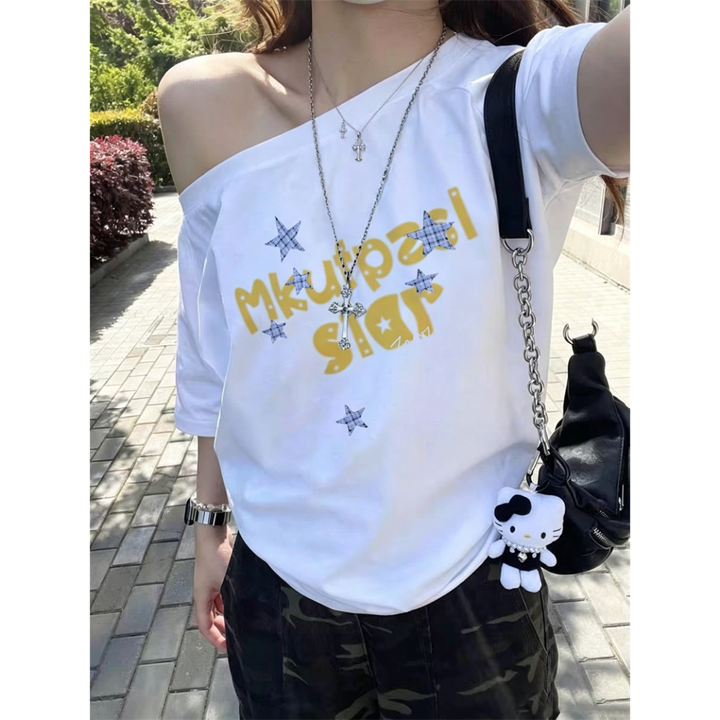 เสื้อเปิดไหล่ผู้หญิง เสื้อยืดโอเวอร์ไซซ์ สีขาวลายตัวอักษร แต่งดาวเกาหลี Y2K มินิมอล ใส่สบาย แมทช์ง่าย แฟชั่นผู้หญิง