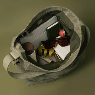 Tocco Toscano Carin Slouchy Hobo Bag กระเป๋าหนังกลับพรีเมียม ปรับสายสะพายไหล่ได้ จุของเยอะ สไตล์มินิมอล Quiet Luxury