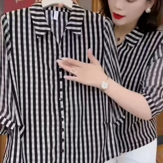 เสื้อเชิ้ตลายทางผู้หญิง คอวี เสื้อยืดลำลองแขนสามส่วน เสื้อแฟชั่นผู้หญิงวัยกลางคนและผู้สูงอายุ แมทช์ง่ายรุ่นใหม่ล่าสุด
