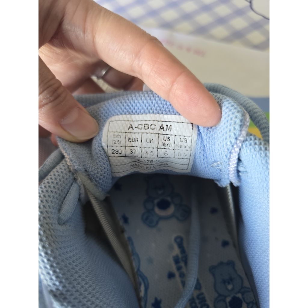 รองเท้า victor รุ่น care bear เบอร์ 37 EUR