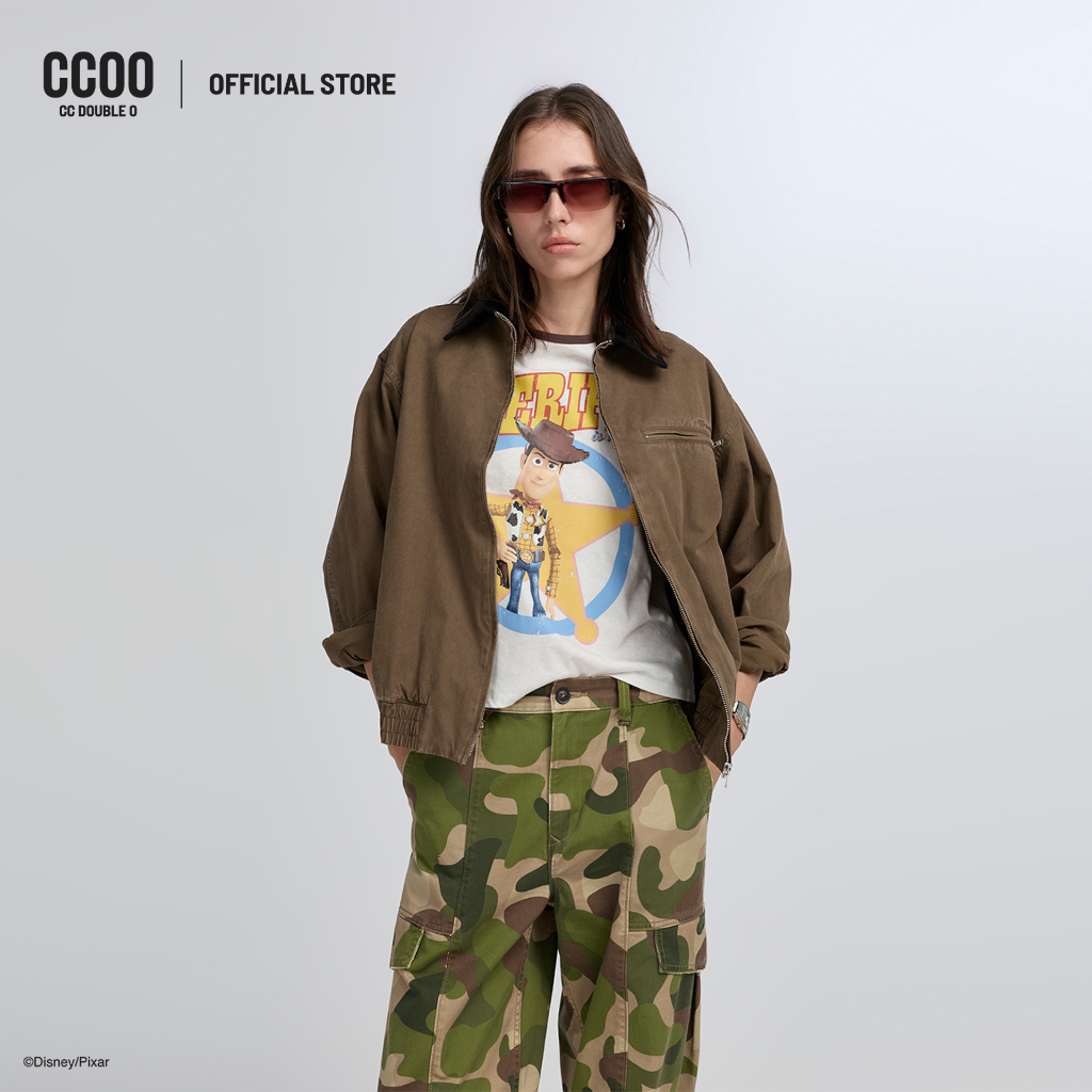 CC DOUBLE O TOY STORY "WOODY" RELAX RINGER TEE ผู้หญิง เสื้อยืดคอกลมทรงรีแลกซ์ลาย Woody รุ่น O26WGWA228 (AW26 #P1)