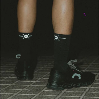 MOTIVE SOCK ULTRA SPEED MONOCHROME ถุงเท้าวิ่ง ออกกำลังกาย ความยาวระดับหน้าแข้ง ระบายอากาศดี โลโก้สะท้อนแสง