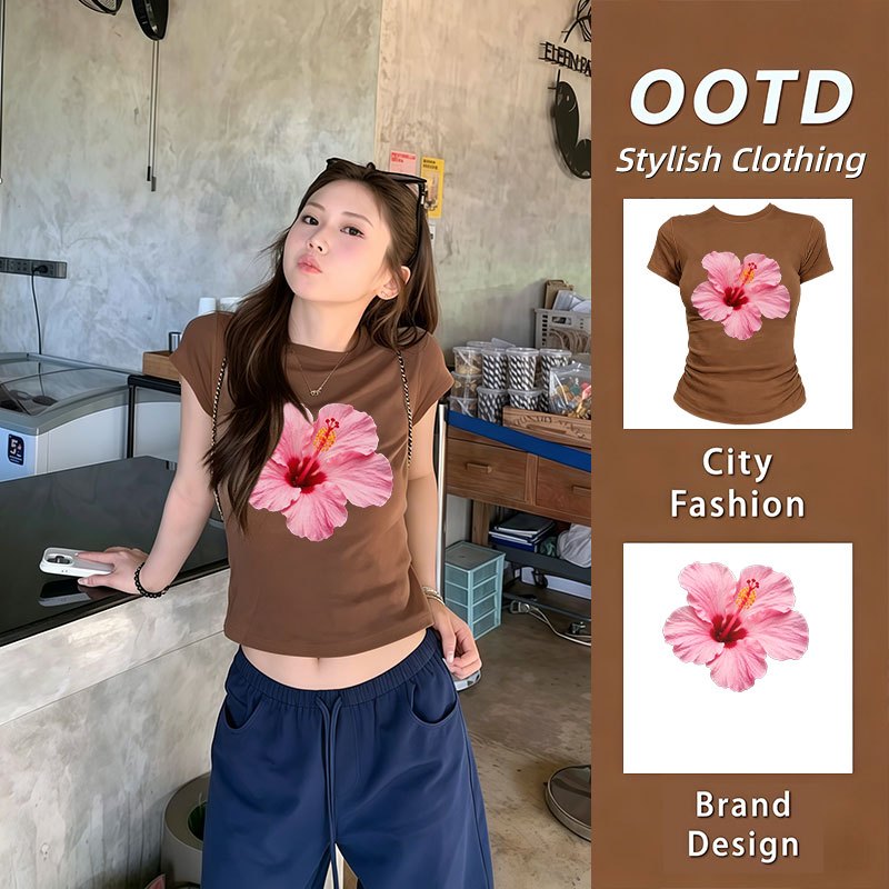 （COD） เสื้อยืดผู้หญิงผ้ายืดเข้ารูป ลายดอกชบา เสื้อแฟชั่นเกาหลี แขนสั้น Summer Tropical Beach Vacation ผ้าคอตตอน