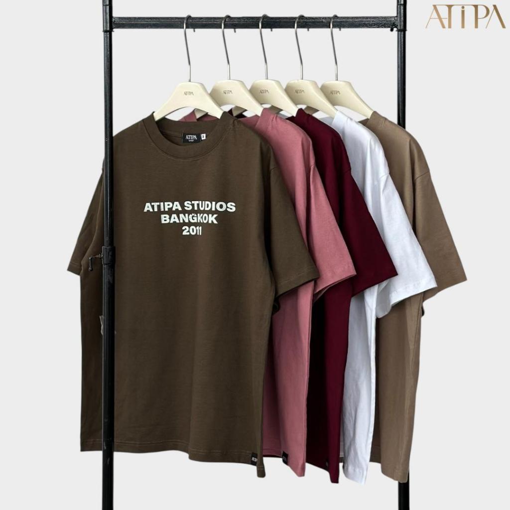 Atipashop - Studio BKK 2011 Tee | เสื้อยืด โอเวอร์ไซซ์ ผ้าคอตตอน เนื้อนุ่ม สไตล์มินิมอล