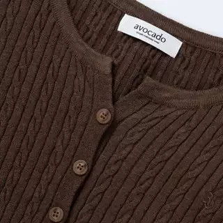 avo Payson soft cardigan คาร์ดิแกนไหมพรมแขนยาว รุ่นนี้จะมีดีเทลคอวีนิดๆ ทำให้ดูไม่ตันจนเกินไป