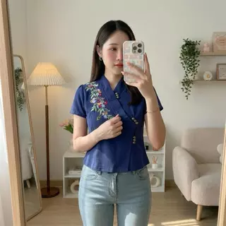 เสื้อผ้าฝ้ายผู้หญิง ทรงป้ายจีบไหล่ ปักดอกไม้ แต่งกระดุม 9 เม็ด ผ้าฝ้ายชินมัย งานปักมือ Handmade