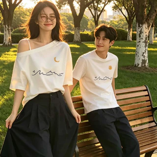 COD-เสื้อคู่รักฤดูร้อน 2026 ดีไซน์มินิมอล เสื้อยืดสีครีมลายพระจันทร์พระอาทิตย์ ผู้หญิงไหล่ลาดสายเดี่ยว ผ้านุ่มระบายอากาศ