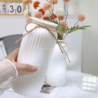 แจกันสีขาว ทรงร่องลอน พร้อมเชือกผูก🎀 สูง 21.5cm แจกันแจกันพลาสติก มินิมอล ตกไม่แตก ตกแต่งบ้าน พร็อพถ่ายรูป
