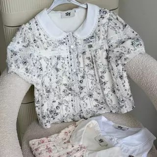 SISSY : ELODIE (XS-XXL) เสื้อคอบัวแขนตุ๊กตา กระดุมดอกไม้ แต่งขอบลูกไม้และแถบลูกไม้ช่วงอก