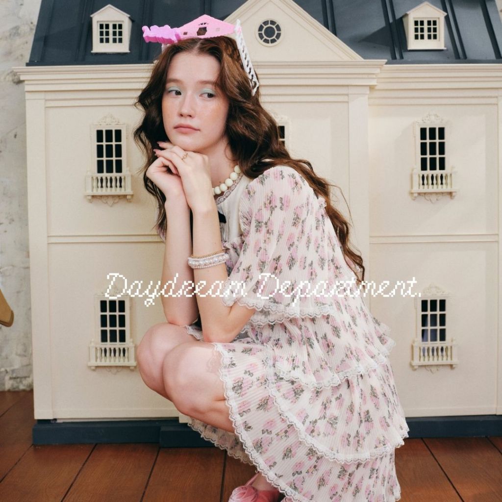 La Mignonne (XS-5XL) Milanda Fliwees Dress เดรสใส่เที่ยว ใส่ทำงาน ดีเทลล์อัดพลีททั้งชุด ผ้าปริ้นลาย แต่งระบายเป็นชั้นๆ