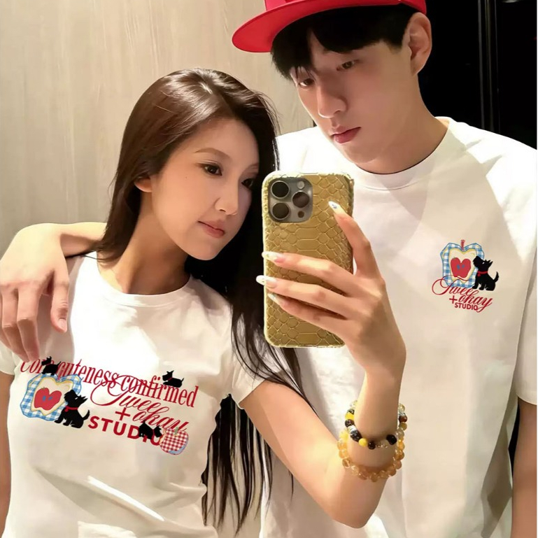 COD-เสื้อคู่รักสไตล์หวานวินเทจ ลายแอปเปิลกรอบตารางแมวการ์ตูน ผู้หญิงทรงไหล่ตรง โดดเด่นไม่เหมือนใคร ใส่สบายต่ออากาศร้อน