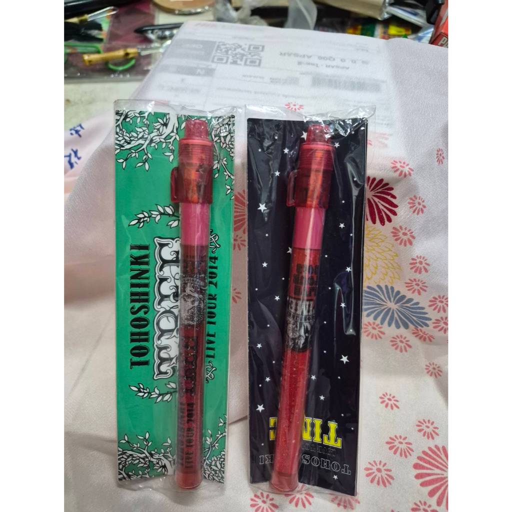 แท่งไฟ (lightsticks) อย่างเป็นทางการจากคอนเสิร์ตทัวร์ของวง Tohoshinki (TVXQ).ของสะสม