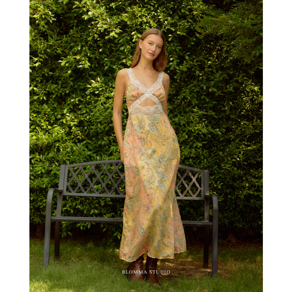 Blomma Studio Paisley Garden Lace Slip Dress เดรสยาวลูกไม้ลายเพสลีย์ โทนเหลือง-พีช วินเทจโรแมนติก