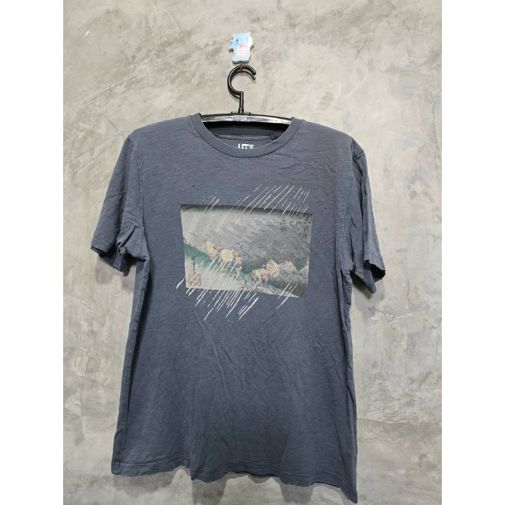 เสื้อยืดมือสอง อก22‘ยาว28’ uniqlo ลายพิมพ์ศิลาปะ Ukiyo-e คแลเลกชั่น Edo Ukiyo-e