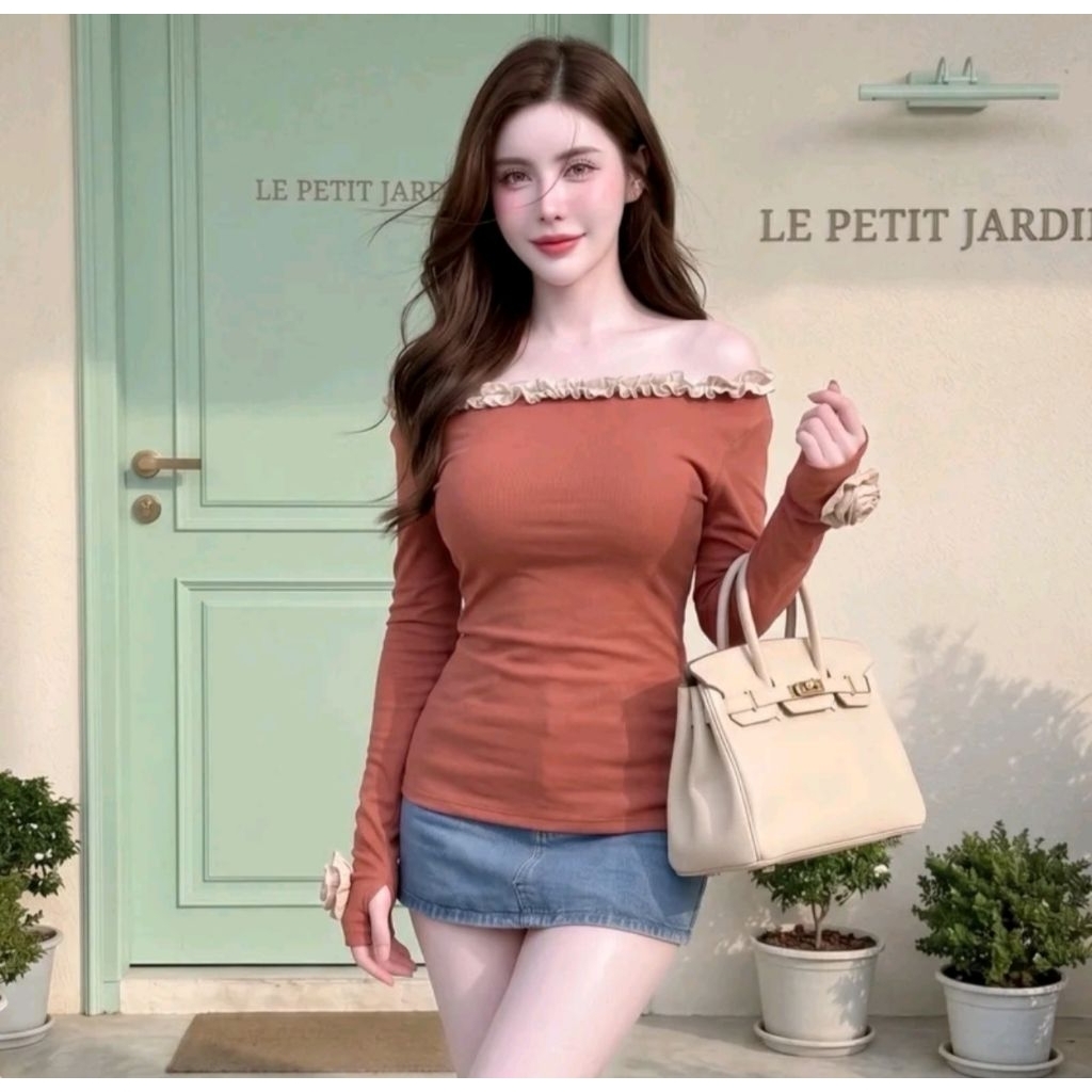 เสื้อแฟชั่น ผ้าร่องเกาหลีปาดไหล่แต่งระบายผ้าเปลือกไม้ แขนยาวแต่งกุหลาบ3D