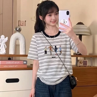 สินค้าใหม่สำหรับผู้หญิง คอลเลกชันฤดูร้อน 2026: เสื้อยืดลายทางทรงเข้ารูป คอกลมตัดสี พร้อมลายพิมพ์กราฟิก