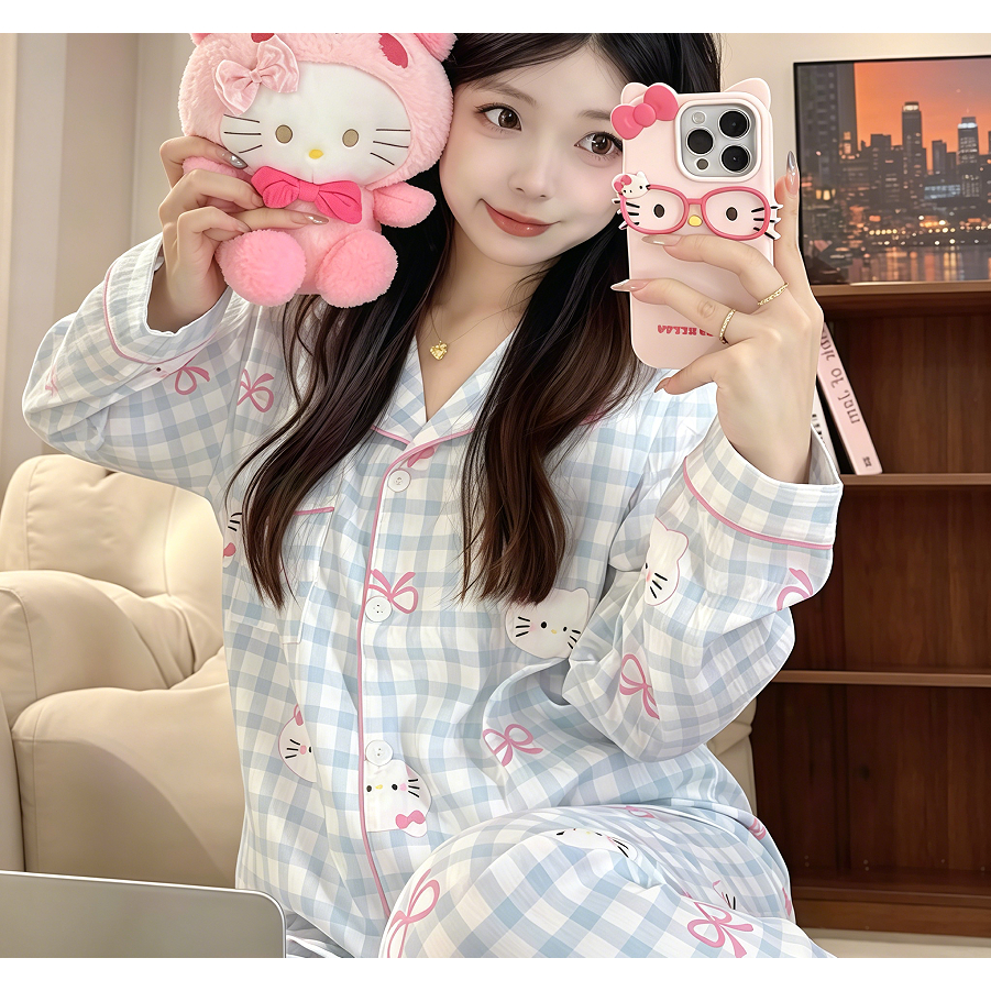 🎀💙 ชุดนอน 2 ชิ้น ลายเฮลโลคิตตี้สีฟ้าอ่อน ตกแต่งลายโบว์สวยหวาน ดีไซน์เสื้อเปิดกระดุม เสื้อแขนยาว+กางเกงขายาว ผ้าคลาวด์คอต