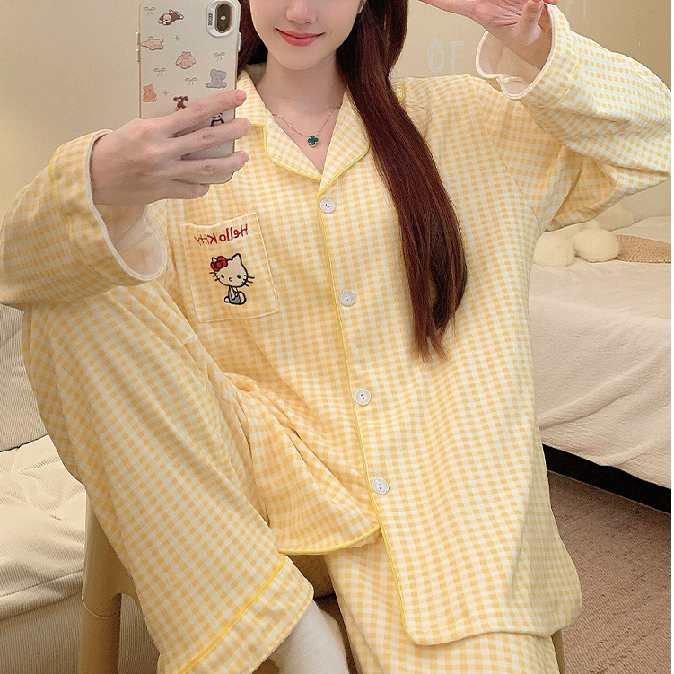 🎀💛 ชุดนอน 2 ชิ้น ลายเฮลโลคิตตี้พิมพ์ลายตารางสีเหลือง สไตล์หวานน่ารัก ดีไซน์เสื้อเปิดกระดุม เสื้อแขนยาว+กางเกงขายาว ทำจาก
