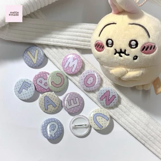 เข็มกลัด ตกแต่งกระเป๋า A-Z (Pin badge) ⭐️ ขนาด 2.5 cm. ทำจากโลหะ/พลาสติก อย่างดี 🇹🇭 จัดส่งจากไทย