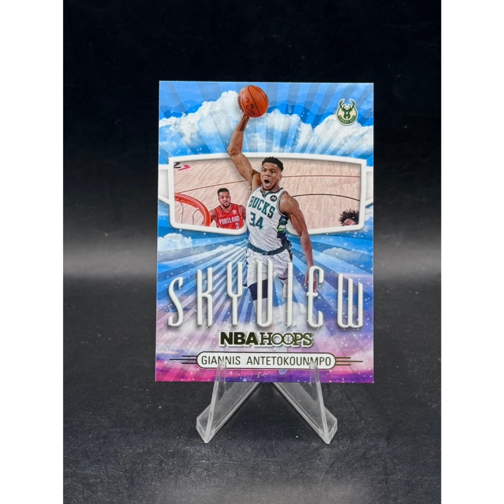 Giannis Antetokounmpo - 2022-23 Panini Hoops - "Skyview" - #3