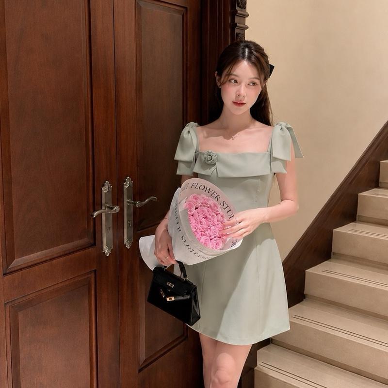 【Karlyn】DS0291# เดรสคอเหลี่ยม เปิดไหล่ แต่งเข็มกลัดโบว์ ทรงสวย ใส่แล้วดูผอม ใส่ออกงานได้