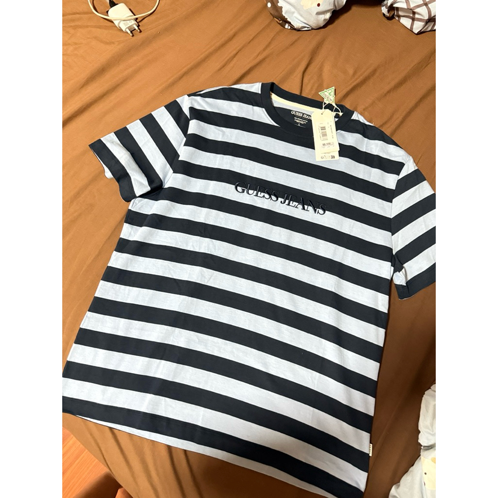เสื้อยืดลายขวางแบรนด์ GUESS รุ่น M4YI84K9XF1 พร้อมโลโก้ปักกลางอก