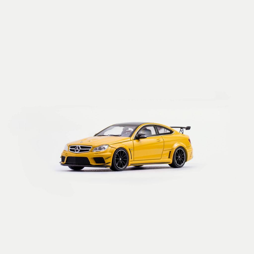 C63 Coupe W204 Pearl Yellow 1:64 (CLASSIC GARAGE CG)