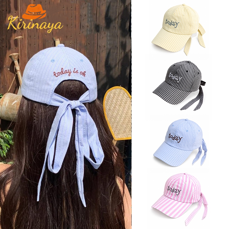 Kirinaya🚚หมวกเบสบอลสไตล์เกาหลี ผ้าลายทางสไตล์คิวท์ ปักตัวอักษร มีโบว์ผูกหลัง กันแดด ปรับขนาดได้ หมวก