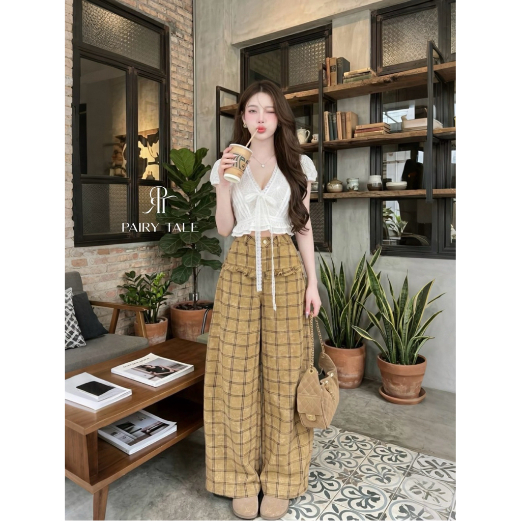 Set 2 ชิ้น เสื้อครอปผ้าฉลุลายลูกไม้คอวี+กางเกงขายาวเอวสูงลายตารางคลาสสิก ดีเทลแต่งระบายกระเป๋าคู่ ทรงบาเรล