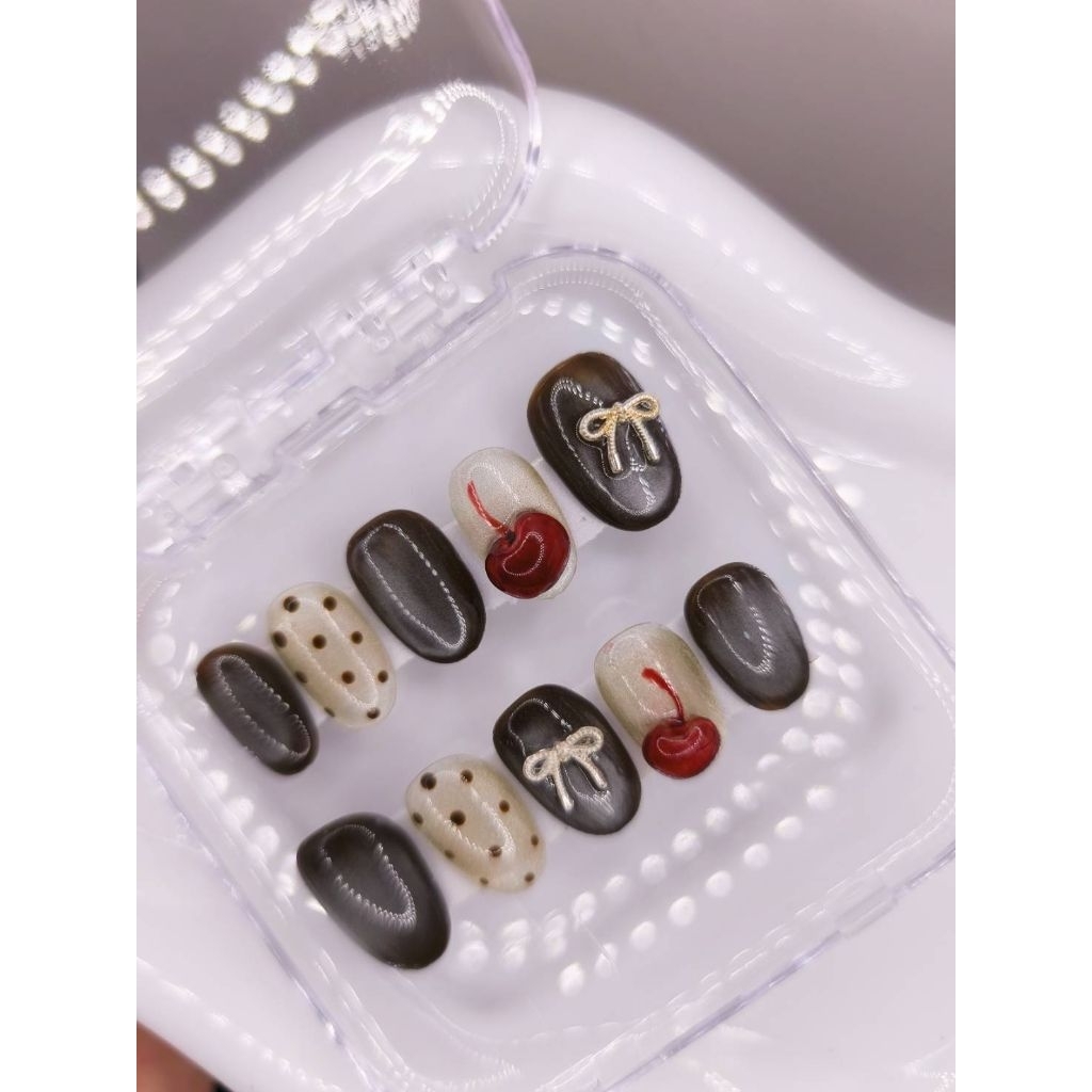 GITTER GRACE เล็บเจลสำเร็จรูปทำมือ พร้อมส่ง ลูกแก้วดำ เชอรี่ อะไหล่โบว์ ทรงมนสั้น แถมกาวชมพู กาวซิลิโคน ตะไบ