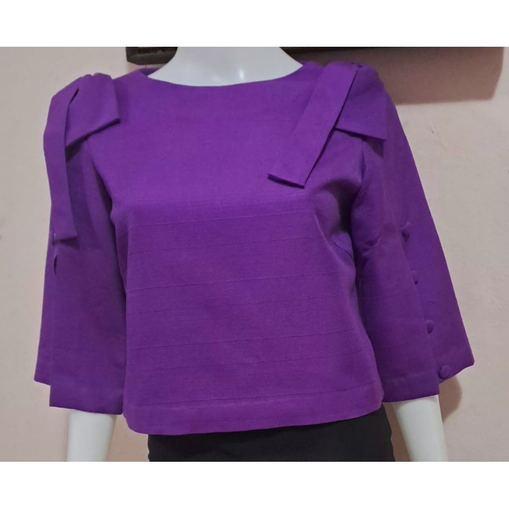 เสื้อผ้าฝ้ายเข็นมือ มือ 1 สีม่วง ซิปหลัง อัดซับผ้ากาวอย่างดีค่ะ งานแบรนด์ Phinwanika มี 2 ไซส์ ในรายละเอียดสินค้าค่ะ