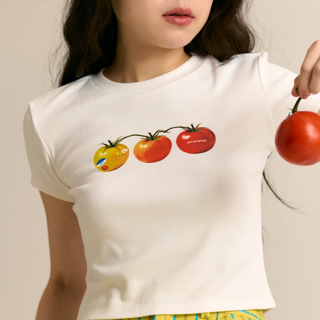 [OOO] Pomodoro Tee เสื้อยืดคอกลมทรงสวยเข้ารูป ลายมะเขือเทศ 3 ลูกซิกเนเจอร์เฉพาะ OOO