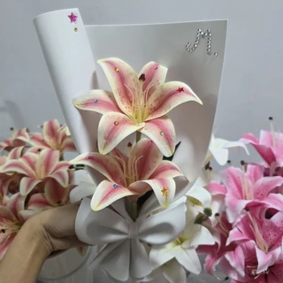 ช่อดอกไม้ ดอกลิลลี่ติดเพชร (2 ดอก) ของขวัญ วันพิเศษ รับปริญญา