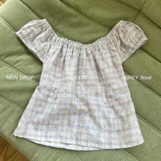 Theremin Betty top เสื้อลูกไม้แขนตุ๊กตาเข้ารูปตกแต่งลูกไม้ (White lace, grey & cream floral print)