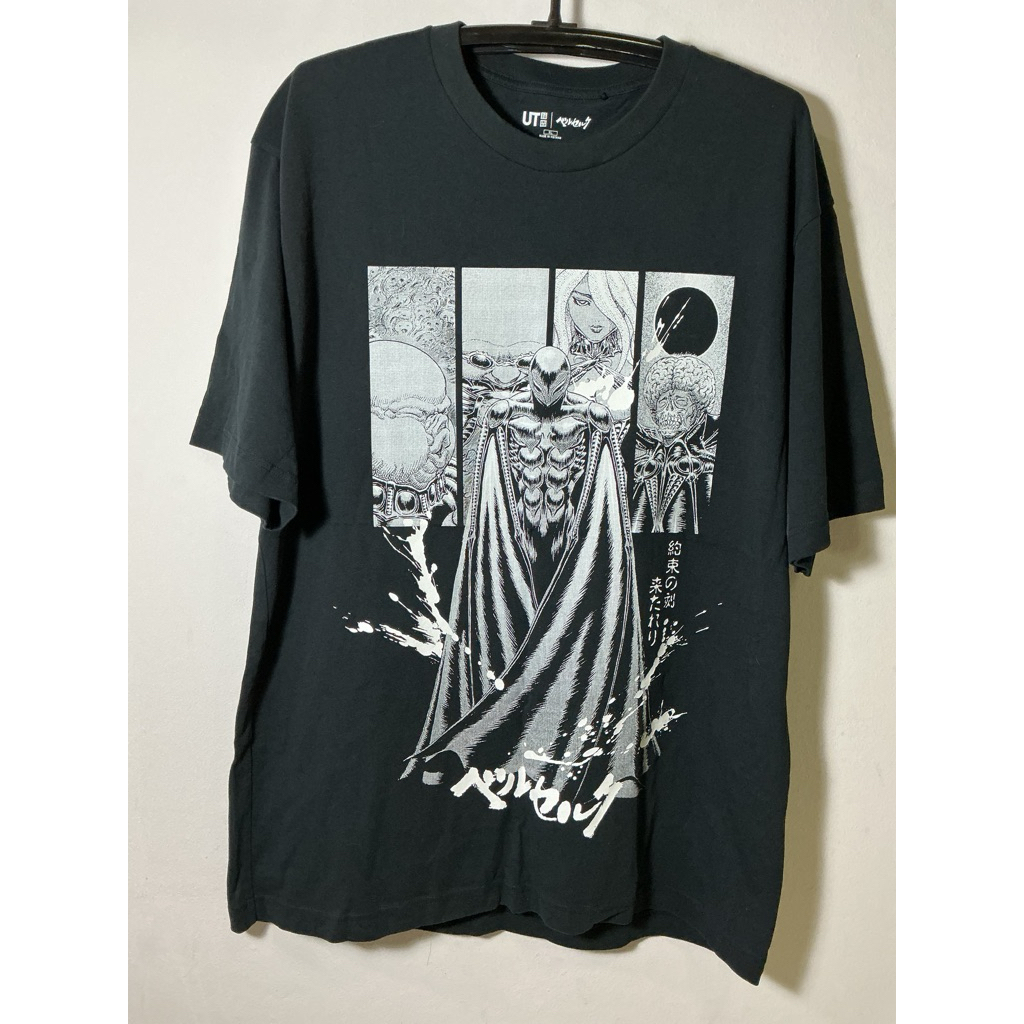 เสื้อยืดสีดำลายกราฟิก Berserk จากคอลเลกชัน UNIQLO UT Curation Manga