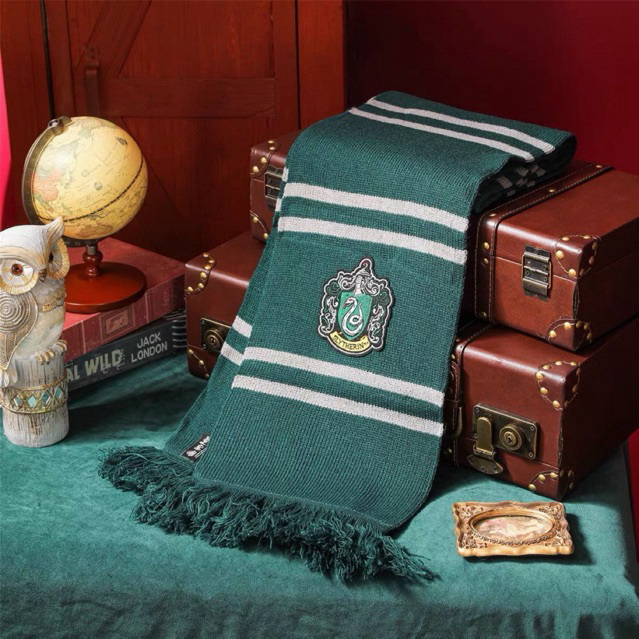 Harry Potter Slytherin Scarf (ลิขสิทธิ์แท้) แฮร์รี่พอตเตอร์ ผ้าพันคอ สลิธีริน บ้านเขียว ของใช้ แต่งก